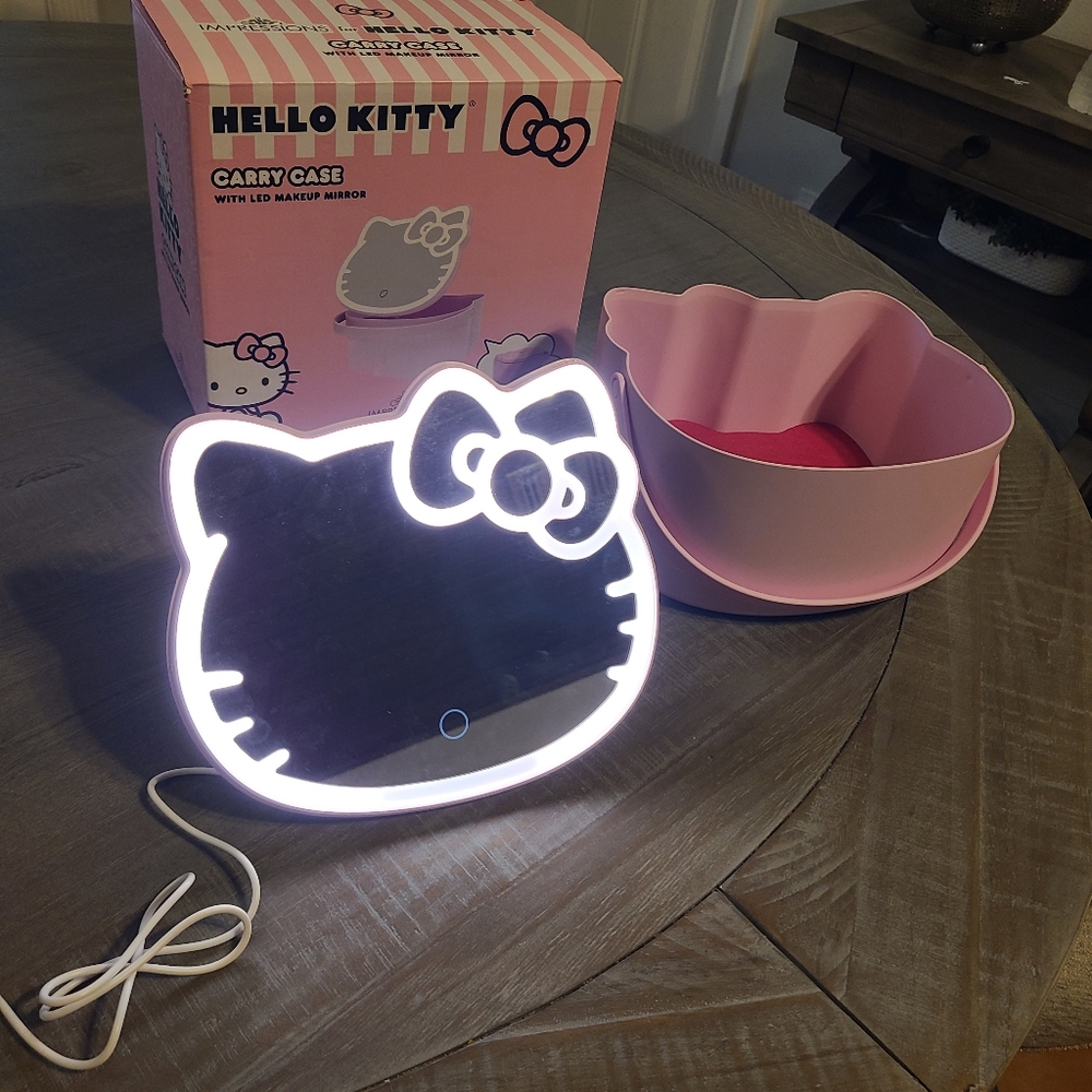 Hello Kitty Pink Carry Case w/ LED Makeup Mirror and Cosmetic Bag Set - Picture 8 of 9